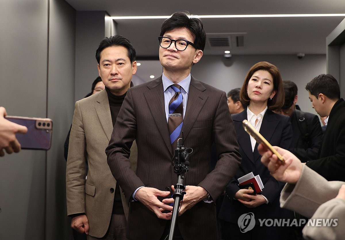 한동훈, 총선 앞 명품백 논란에 ‘국민 눈높이’ 해법 고심