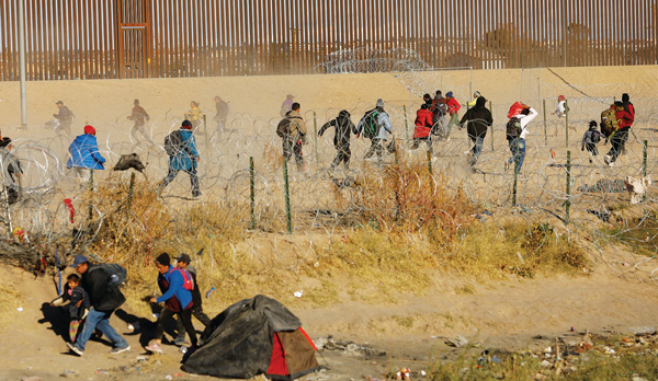 달리는 이민자들… 계속되는 국경 위기