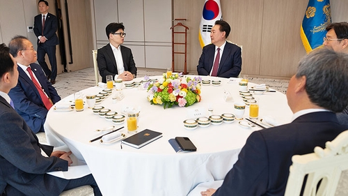 尹대통령·한동훈 회동… “영세사업자 위해 중처법 협상 계속”