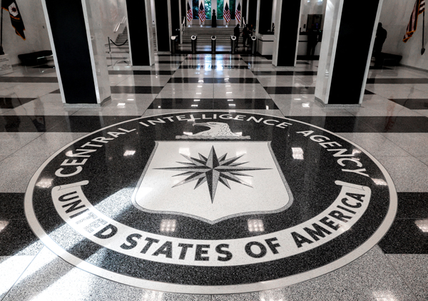 美정보기관 협력 러시아인 급증…CIA국장 “푸틴 권력 흔들린다”