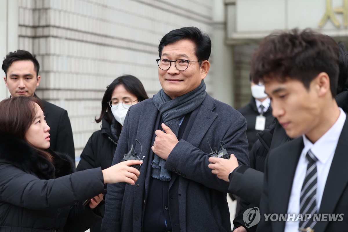 송영길측, 첫 재판서 “돈봉투 주지도 받지도 않아…관련 없어”