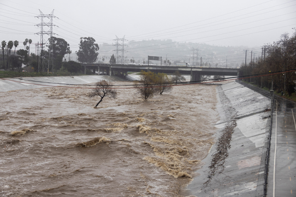 LA에 사흘째 폭우…반년치 비 쏟아져 380여곳 산사태