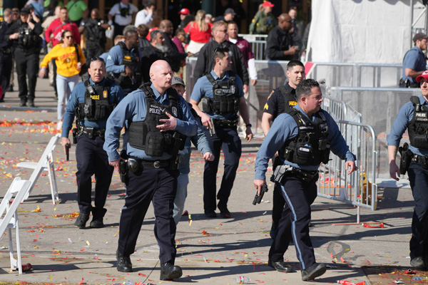 캔자스시티 100만명 모인 행사서 총격… “1명 사망·9명 부상”