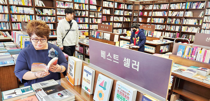 한국 책방은 ‘문화 쉼터’…“숫자 줄었지만 가치 커져”