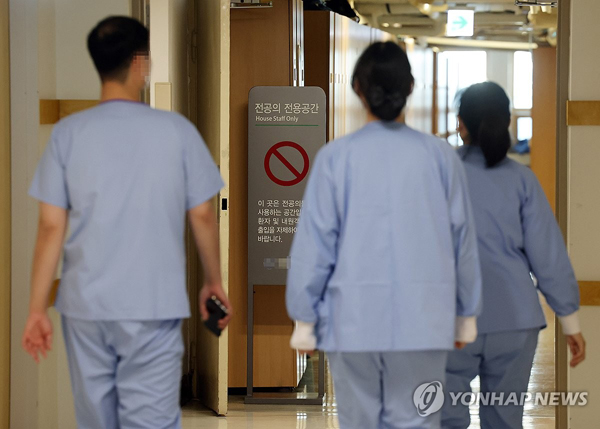 韓, 전공의 사직에 수술 연기·축소 잇따라… ‘의료대란’ 현실로