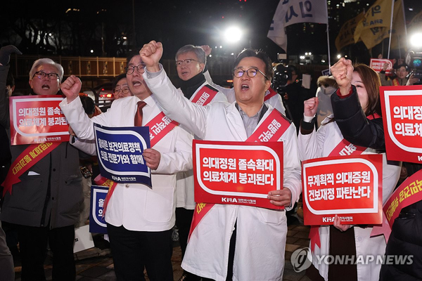 韓, 전공의 사직에 수술 연기·축소 잇따라… ‘의료대란’ 현실로