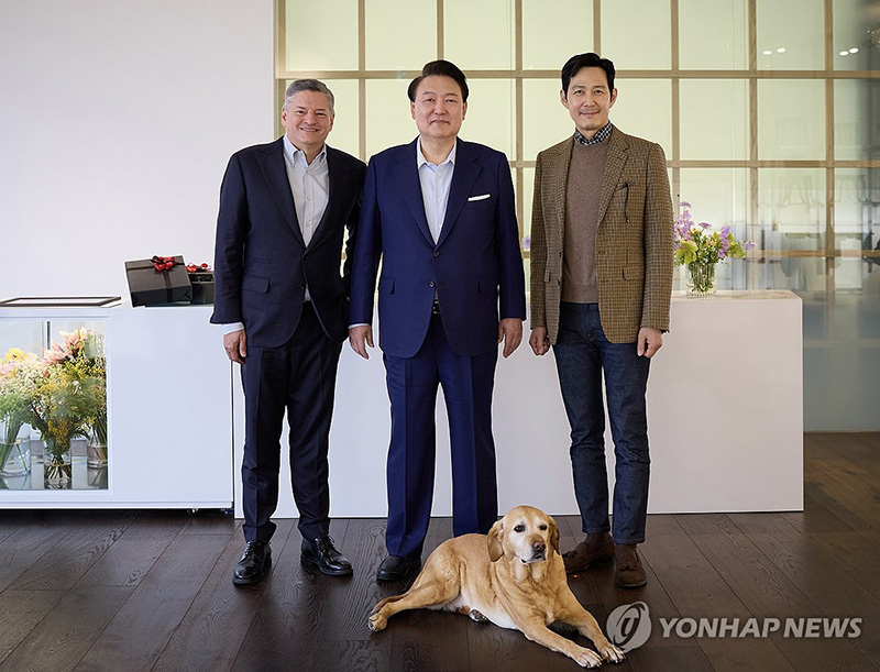 尹, ‘오징어 게임2’ 이정재·넷플릭스 CEO와 오찬…김여사 참석