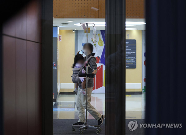 韓, 전공의 오늘 병원 떠난다… “수술 어떡해” 의료대란 현실로