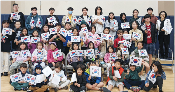 남가주 리버사이드 한국학교 3.1절 특별 수업과 글짓기