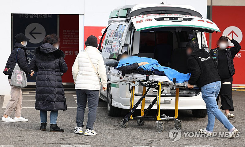 한국의사들 수만명 “증원 결사반대”…병원선 응급실 운영도 ‘파행’