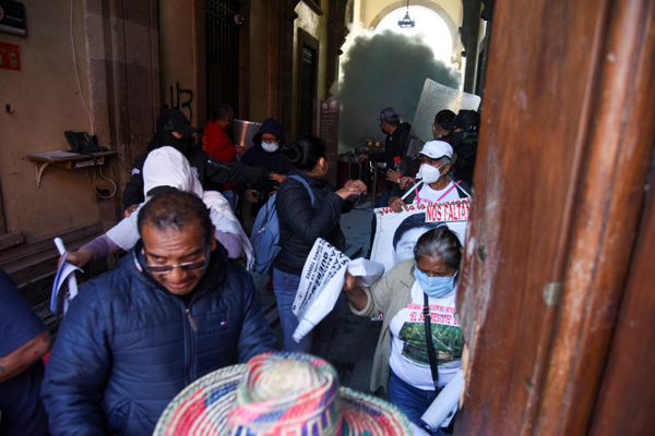 멕시코 ‘대학생 43명 실종 사건’ 항의 시위대, 대통령궁 난입