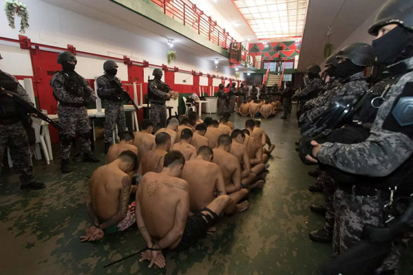 중남미에 번지는 속옷차림 수감자 공개… ‘엄벌 만능주의’ 흐름
