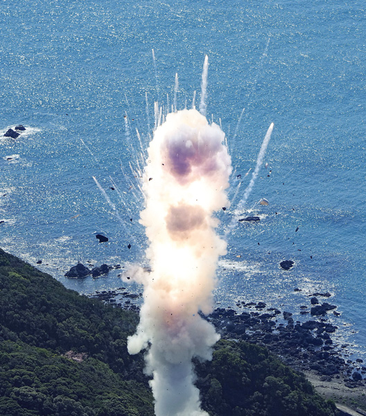 일본 첫 민간 로켓, 발사 직후 폭발