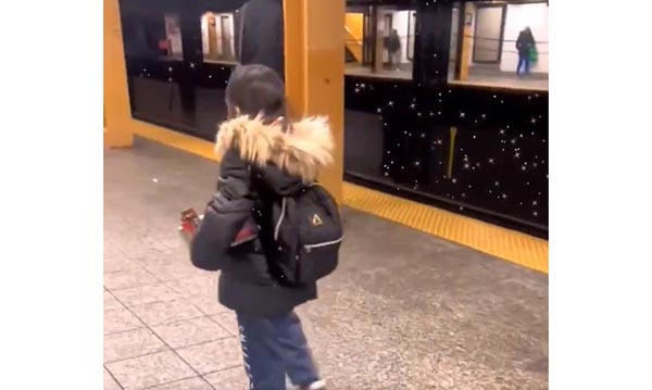 지하철서 사탕 파는 ‘이민자 아이들’