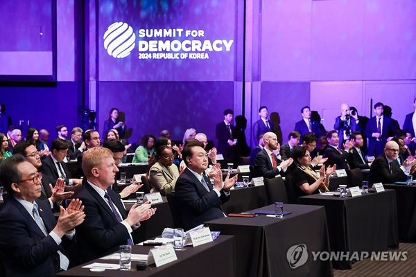 “전세계 민주주의 공격 직면 속 韓, 세계적 민주주의 리더 부상”