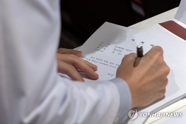 韓, 의대교수 사직서 제출 행렬…정부 “5월 2천명 증원 마무리” 쐐기