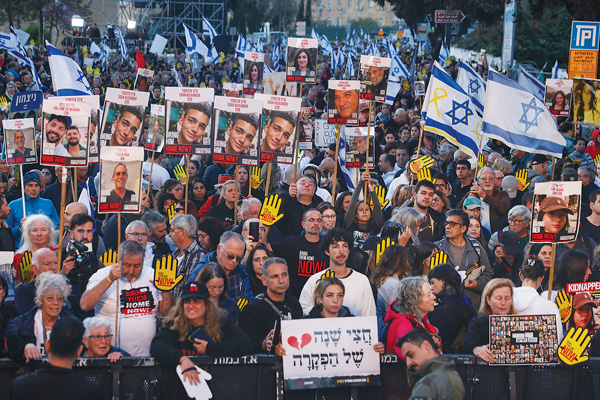 “정부 무능에 가족이 죽었다” 이스라엘서 또 10만명 시위