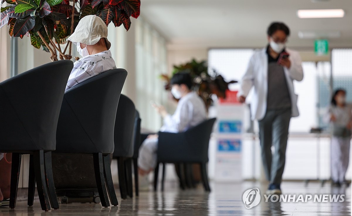 의사들 “특위·자율모집 모두 거부”…韓정부 “원점 재검토는 없어”