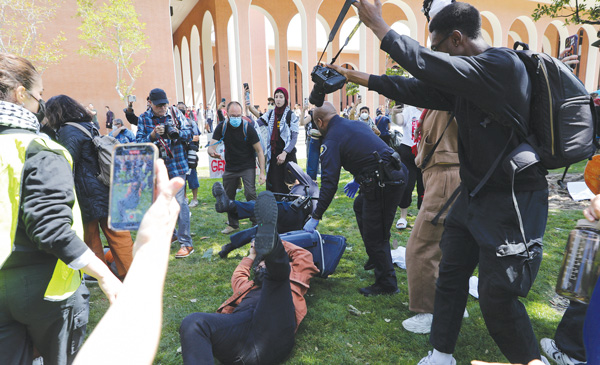 대학 ‘親팔 시위대’ 수백명 체포돼…일부 대학, 졸업행사 취소