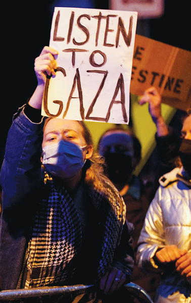 백악관 기자단 연례 만찬… 밖에선 “이스라엘 지원 반대” 시위