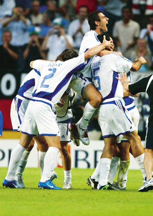 유로 2004 “그리스, 프랑스 깼다”