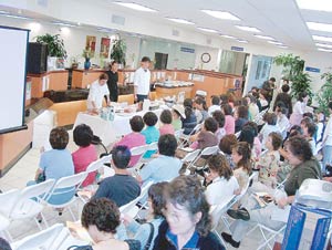 ‘스시 만들기’ 강습회 성황 유니티 은행, 200여명 참석