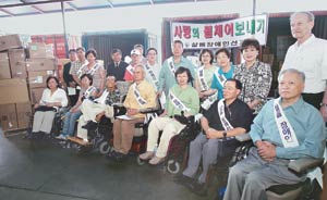 북한 장애인에 사랑의 휠체어