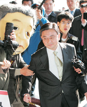 홍석현 전대사 검찰 출두