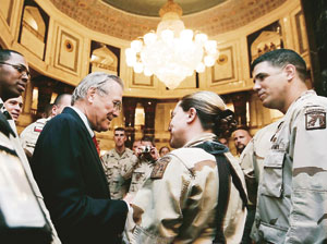 럼스펠드 국방, 이라크 전격 방문 조만간 미군 감축 시사
