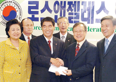 커뮤니티 후원 기금 1만달러 영락교회, LA한인회에 전달
