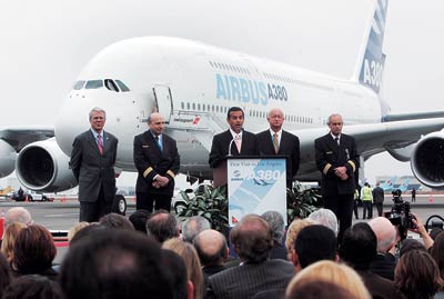 수퍼여객기 A380 LA공항 첫 착륙