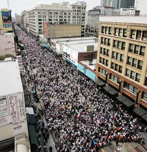 이민자 옹호 단체들 샌타애나 대규모시위