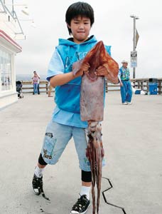 10세 한인 초등학생 4.5피트 오징어 낚아