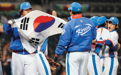 한국팀 4강 ‘가자, 다저스 구장’ ‘야구열풍’ 타운 휩쓴다