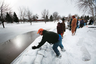 “홍수 막아라”얼음과의 전쟁