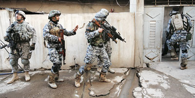 “믿는 도끼에 발등 찍히는꼴” 이라크 군·경, 미군 잇단 공격