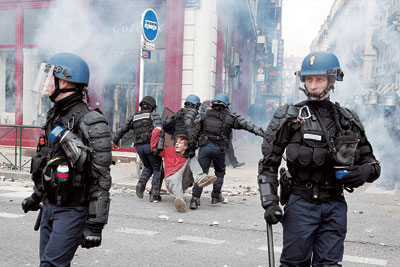 프랑스 ‘연금법 총파업’시위 격화