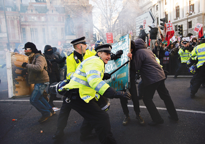 영국 대학생 격렬 시위속 학비인상안 통과