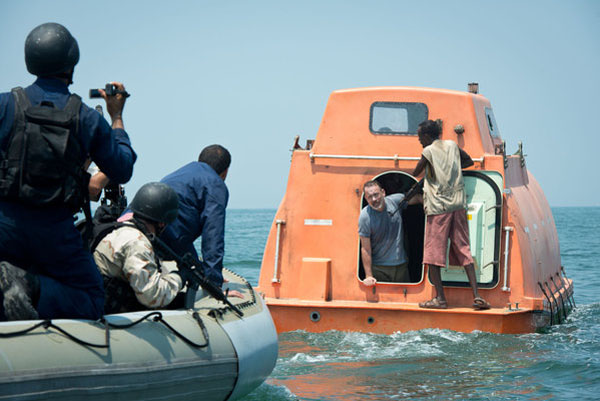 소말리아 해적과 피랍 선장의 생존본능 처절