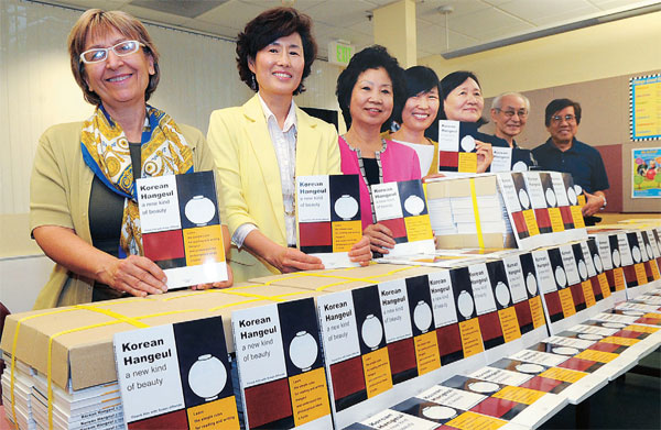 LA 도서관에 한국어 교재 800여권 기증
