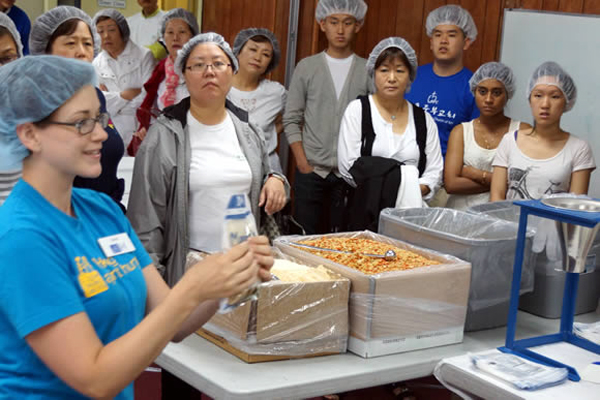 북한 고아 살리는 ‘영양쌀’ 포장에 동참을