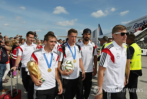 월드컵우승 독일대표팀 열렬한 환영속 ‘금의환향’