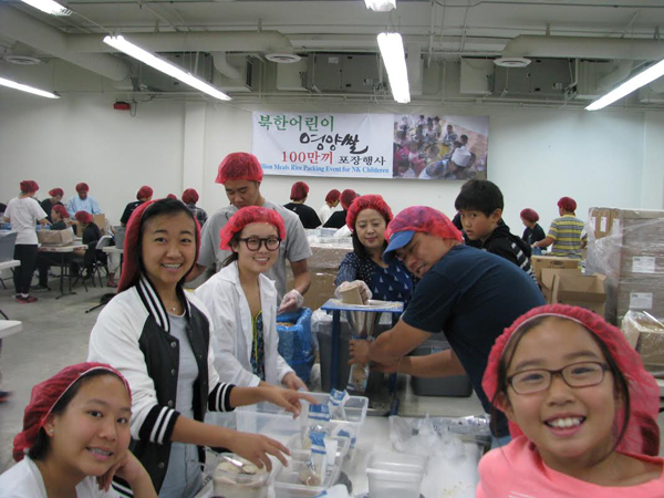 북 아동위한 영양쌀 포장 수많은 자원봉사자 참여