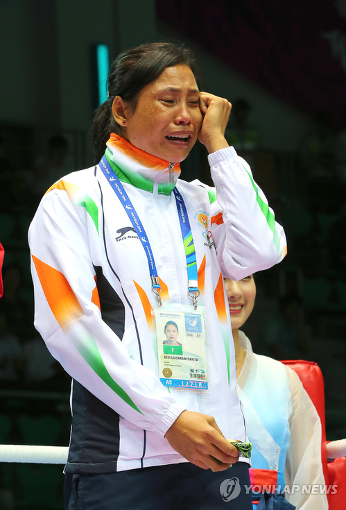 판정불만 인도 여자 복싱선수 ‘동메달 안받겠다’