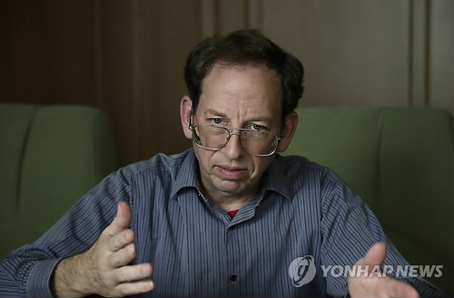 북한 억류 미국인 파울 반년만에 석방…수감자 2명 남아