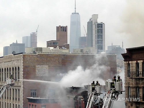 뉴욕 맨해튼 빌딩 화재…십여명 부상