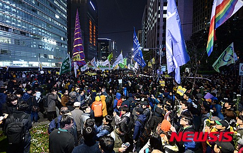 세월호 행진 참가자-경찰 곳곳서 충돌…캡사이신 살포·10명 연행