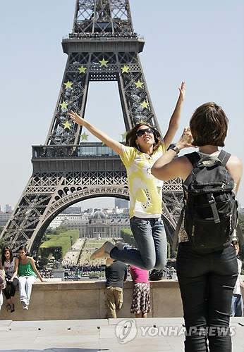 에펠탑 소매치기 하루 500만원 벌어…아시아인 주요 표적