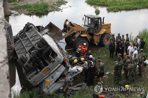 중국 방문 한국 공무원 탑승버스 추락…10명 사망