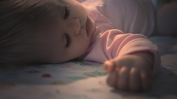 밤이 가까운 시간대 낮잠은 피하고 아이 생체리듬에 맞춰주는 게 좋아